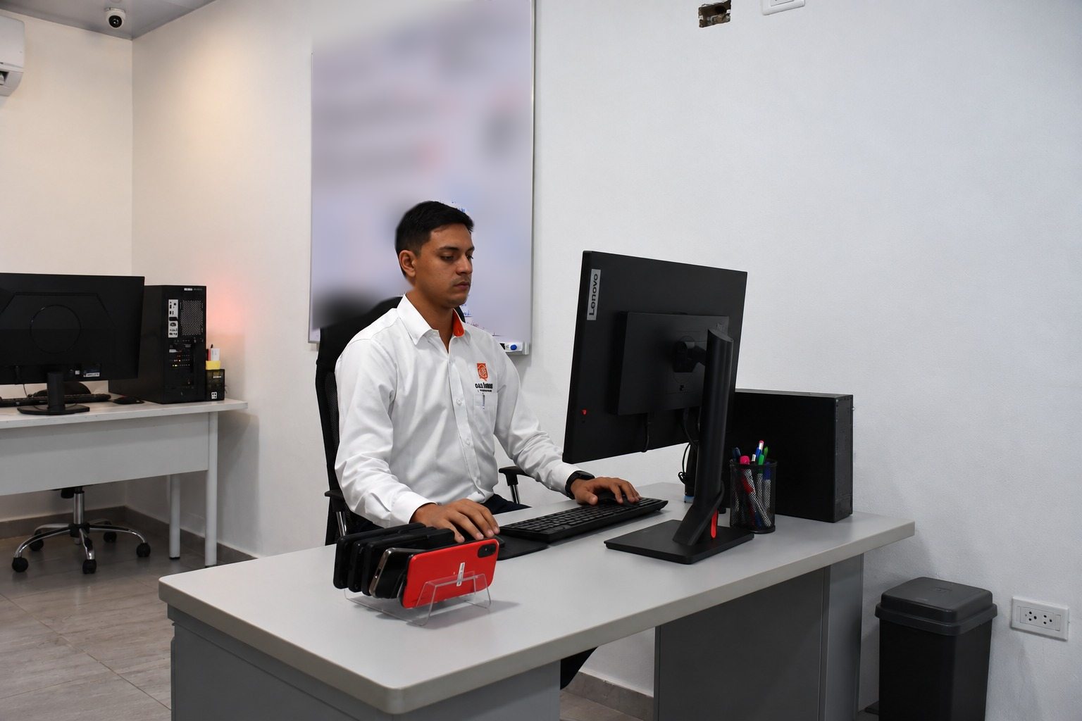 Asesor de CASAHONOR trabajando en su escritorio
