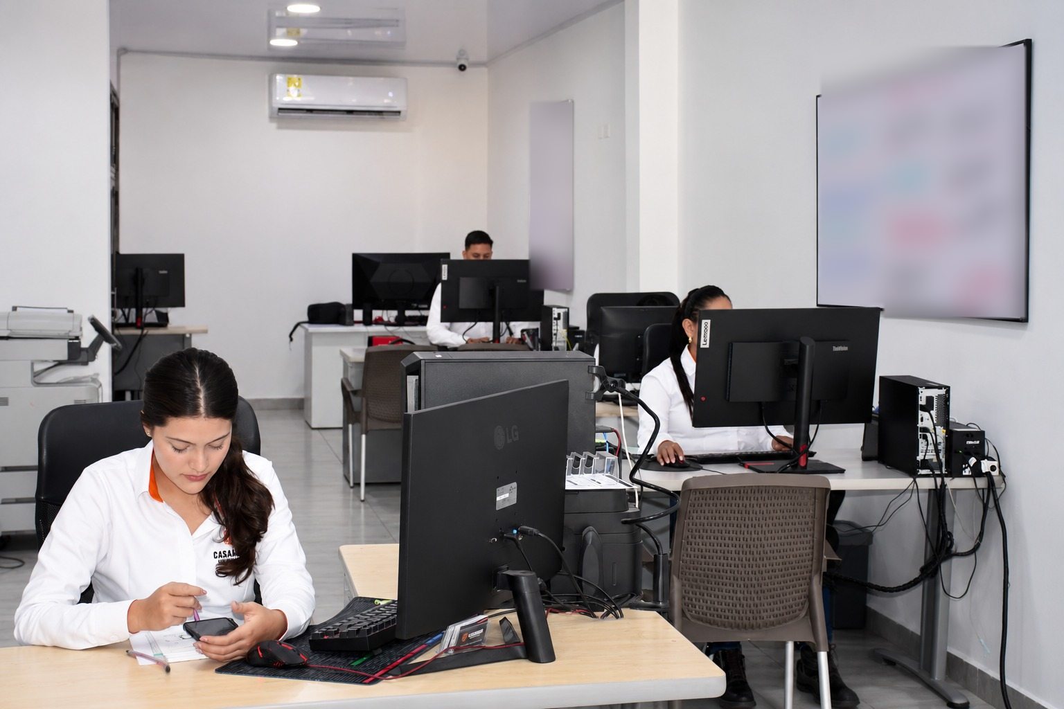 Sala de asesores de CASAHONOR con tres personas trabajando en sus escritorios